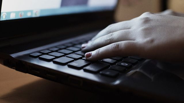 Руки на клавіатурі ноутбука