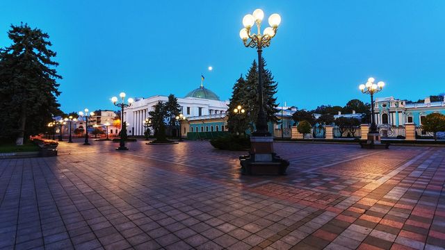 Будівля Верховної Ради України з боку площі Конституції