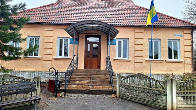 Адміністративна будівля громади в селі Петрівка-Роменська