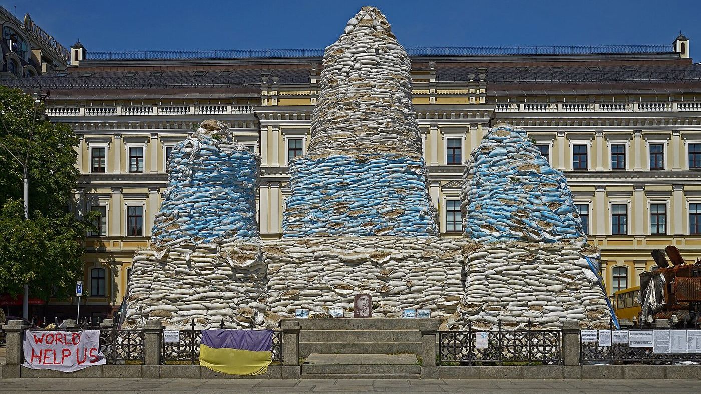 Пам'ятник княгині Ользі в Києві, укритий мішками з піском, липень 2022 року