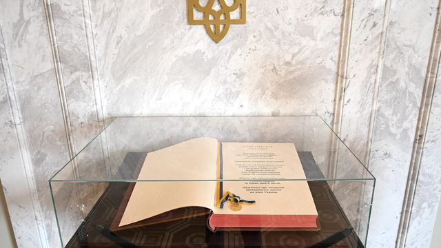 Церемоніальний примірник Конституції України під скляним ковпаком
